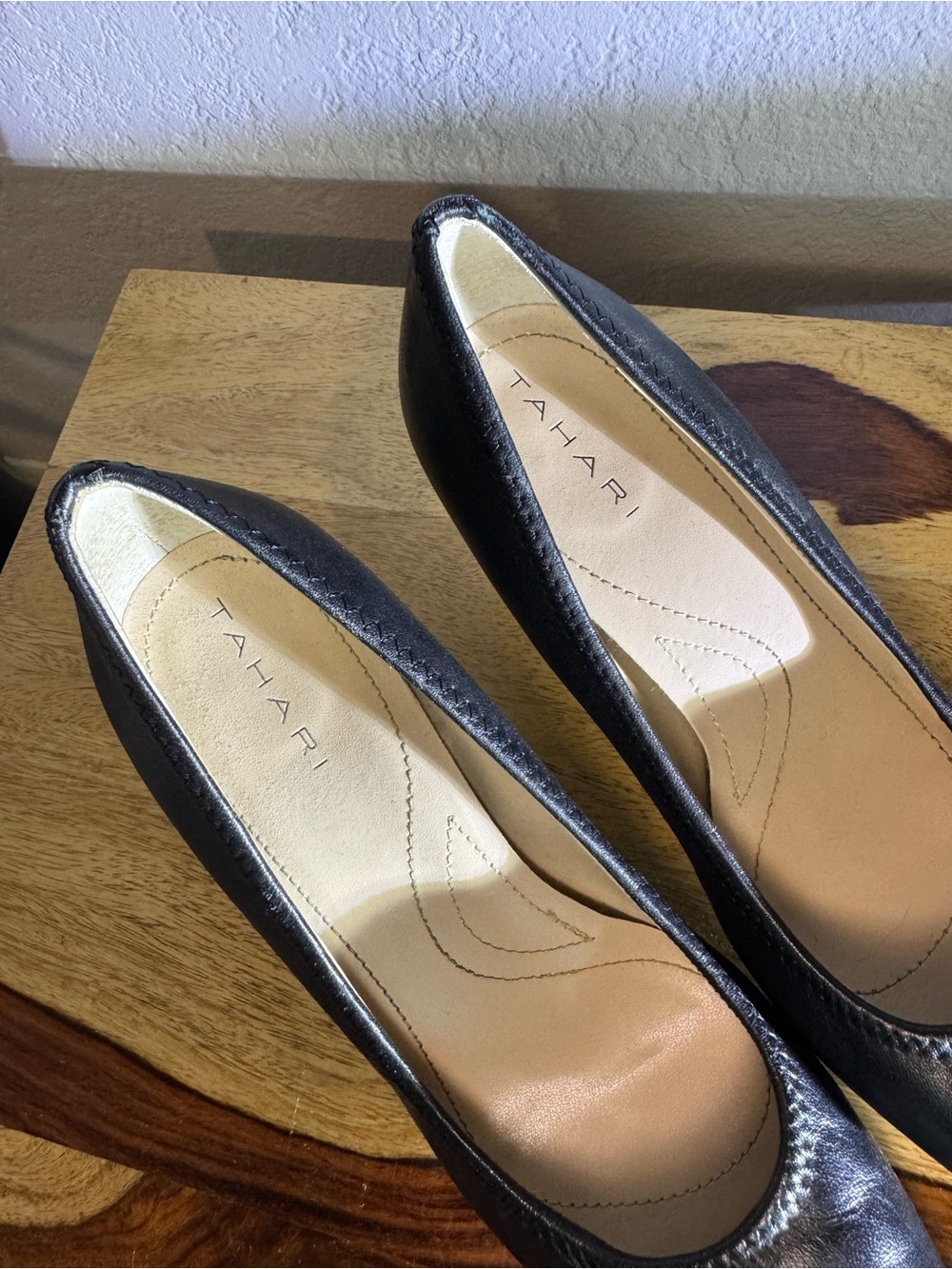 Tahari Blake Classic Black Women's Pump - size 7M Leather Low Heel - Picture 3 of 10